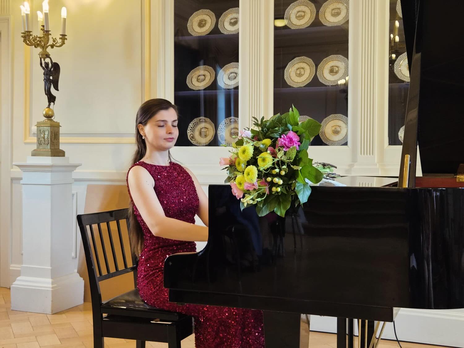 Pianistja shqiptare Fatjona Maliqi mahnit me performancën në Gjermani
