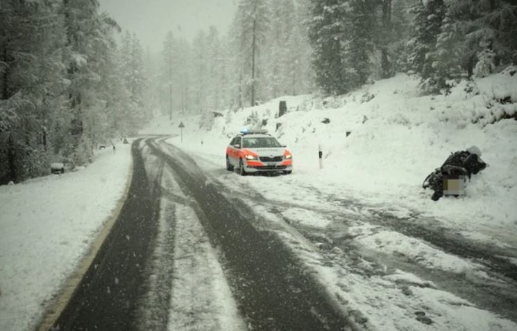 Aksidente dhe bllokime trafiku në Graubünden për shkak të motit dimëror
