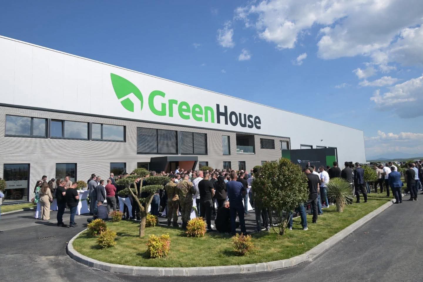 Investim i madh nga diaspora e Zvicrës  Peja bëhet qendër e re e prodhimit të shtëpive të prefabrikuara