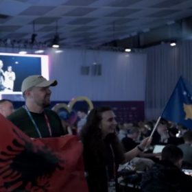 Incident në Eurovision, anëtarja e delegacionit serb provon të heqë flamurin e Kosovës
