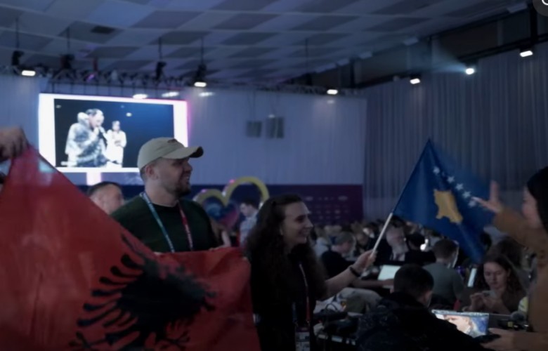 Incident në Eurovision  anëtarja e delegacionit serb provon të heqë flamurin e Kosovës
