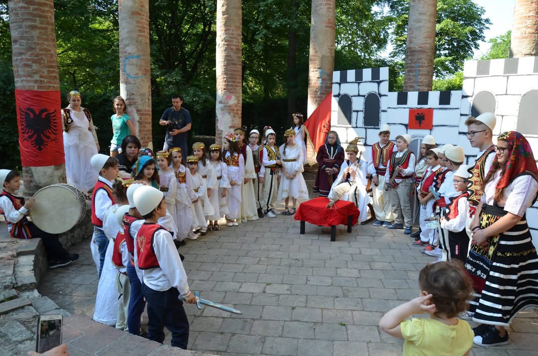 Shkolla shqipe  Scanderbeg Parma  mbyll vitin shkollor me festë dhe teatër kushtuar Skënderbeut