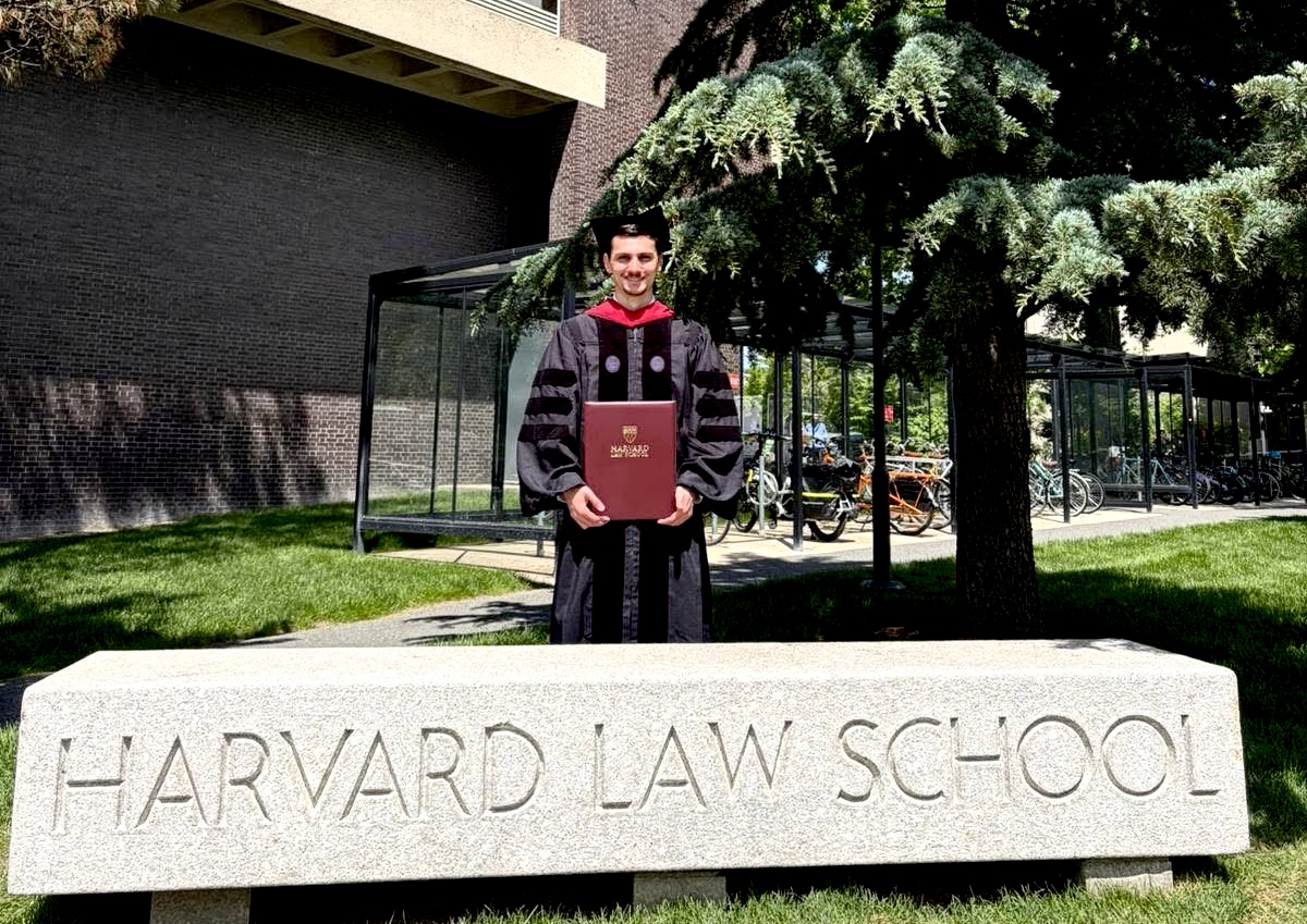 Yll Sadiku përfundon studimet Master në Harvard Law School
