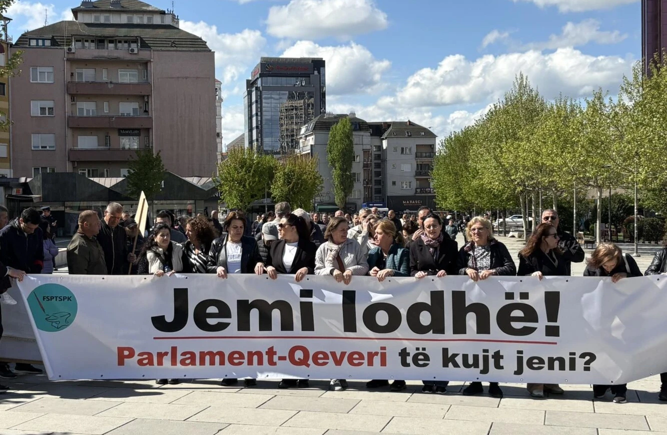  Jemi lodhë  Parlament  Qeveri  të kujt jeni     protestë e punëtorëve të sektorit privat në Prishtinë