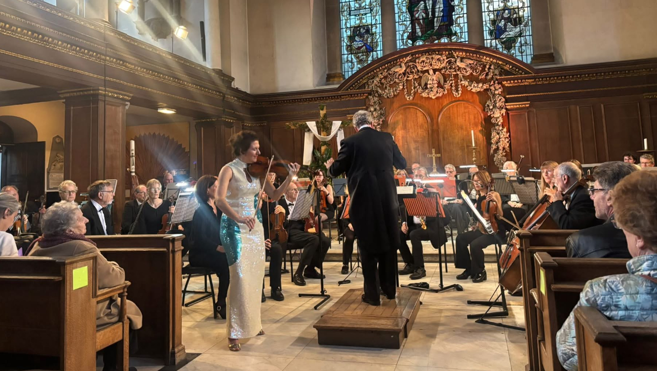 Violinistja shqiptare Alda Dizdari mahnit Londrën me koncertin e saj në "St. James Piccadilly"
