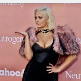 Bebe Rexha shkëlqen në tapetin e kuq të “Billboard Women in Music 2026” në Los Angeles