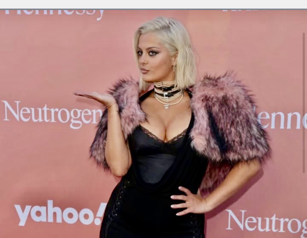 Bebe Rexha fener i tapetit të kuq në "Billboard Women in Music 2026": Fustani i zi që bëri bujë

