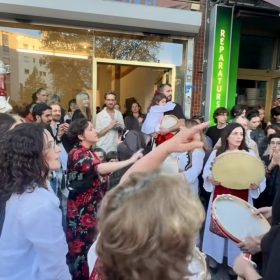 “Defi i Syriganës” ekspozita e Petrit Halilajt sjell artin bashkëkohor me elemente folklorike shqiptare në Berlin