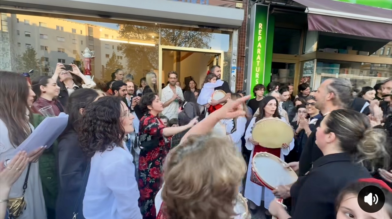 Defi i Syriganës" në Berlin: Artisti Petrit Halilaj transformon folklorin shqiptar në një ekspozitë bashkëkohore

