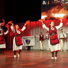 Shoqata “Atdheu” prezantohet me valle kombëtare shqiptare në Thun