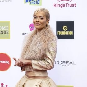 Rita Ora mahnitëse me pamjen e saj në Royal Albert Hall, performon në gala për Mbretin Charles III