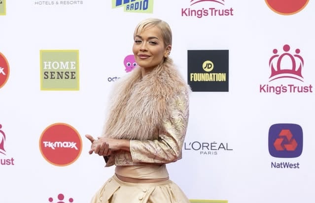 Rita Ora mahnitëse me pamjen e saj në Royal Albert Hall  performon në gala për Mbretin Charles III