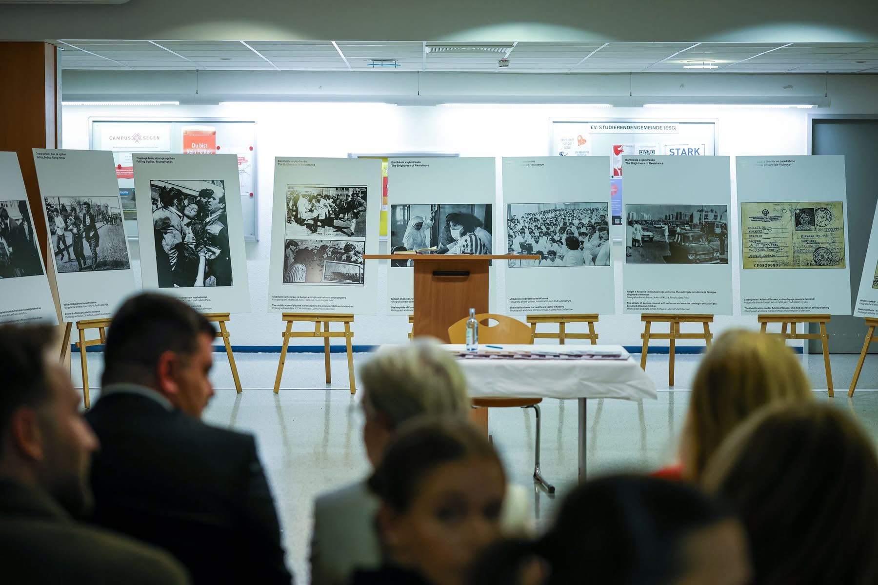 Ekspozita në Gjermani rikujton helmimet masive të shqiptarëve në Kosovë (1990–1992)
