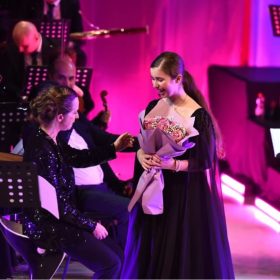 13-vjeçarja shqiptaro-kanadeze mahnit Veronën me performancë solo