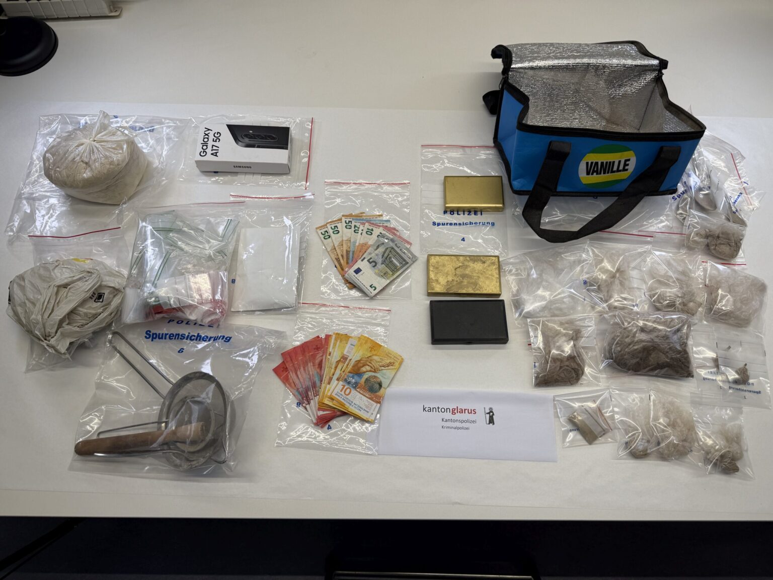 Glarus: Shqiptari i arrestuar me një kilogram heroinë dhe 1,700 franga zvicerane