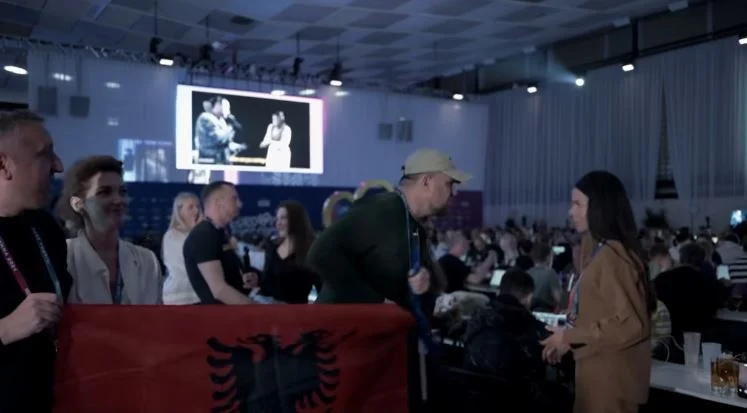 Gazetari tregon si e mbrojti flamurin e Kosovës nga përfaqësuesja serbe në Eurovision