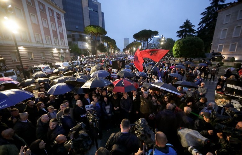 Përplasje mes protestuesve dhe policisë në protestën e PD së në Tiranë