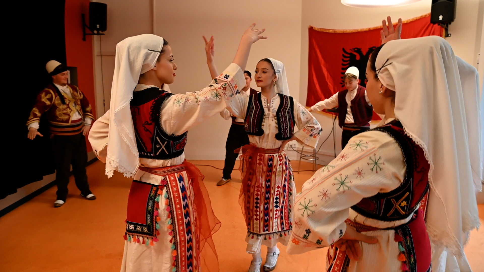  Një brez mes dy kulturave 