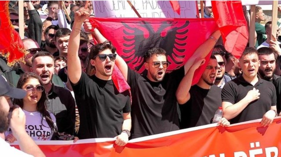 Arrestohen tre studentë gjatë protestës për gjuhën shqipe në Shkup
