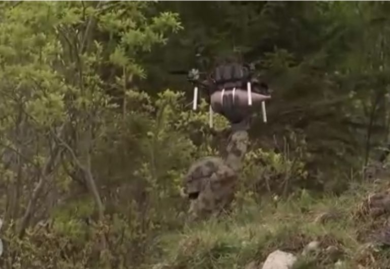 Ushtria zvicerane teston dronët e zbulimit dhe sulmit - Albinfo
