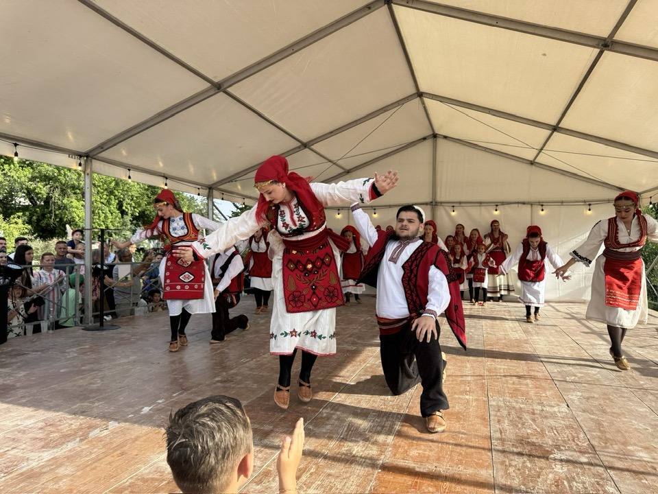 Ansambli Teuta mahnit me "Valljen e Bareshës" në Zvicër
