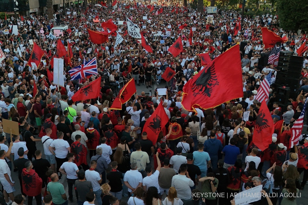 Diaspora i bashkohet protestave në Tiranë