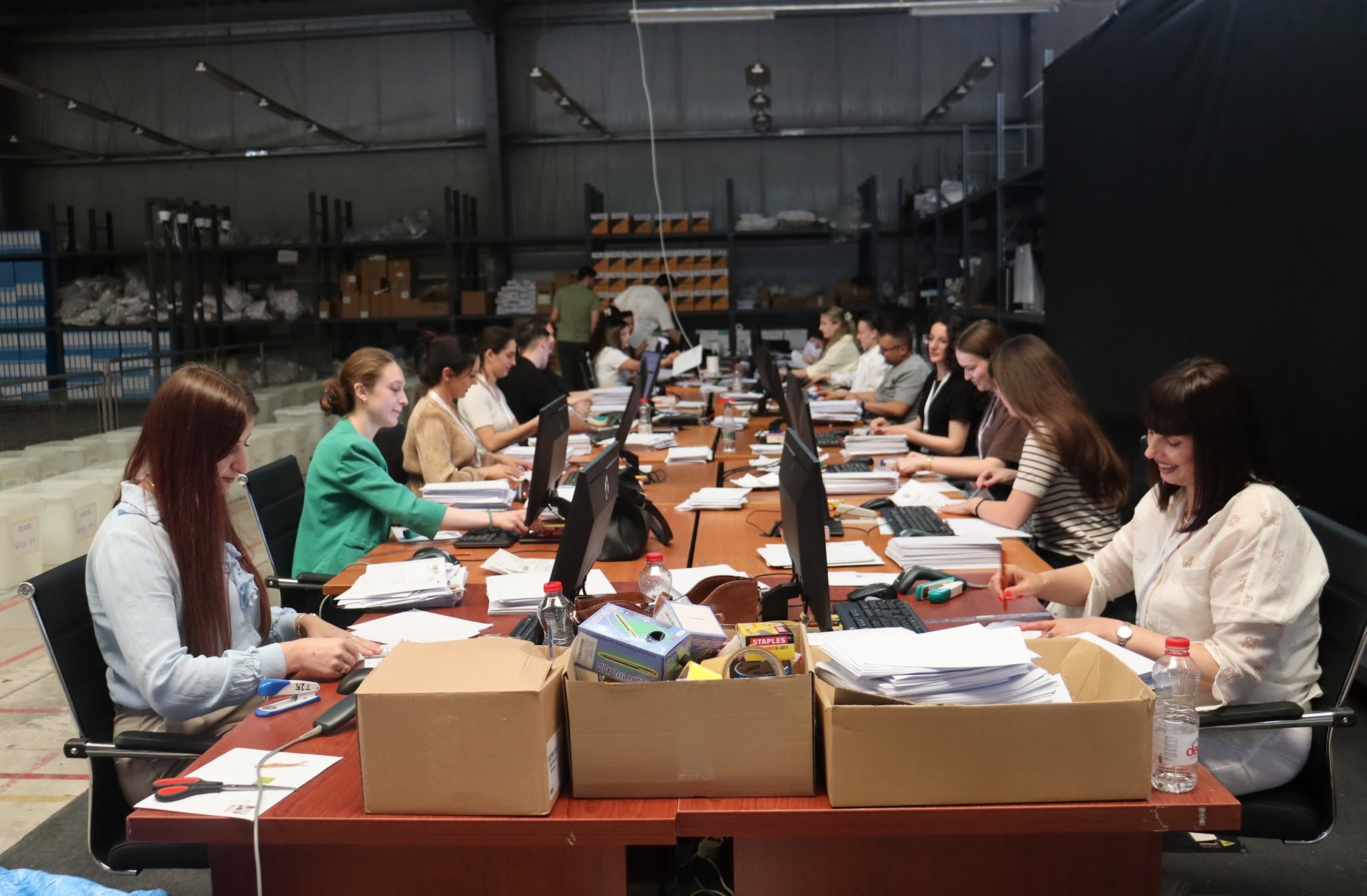 Numërohen votat e diasporës  mbi 60 mijë pako postare janë vlerësuar nga KQZ