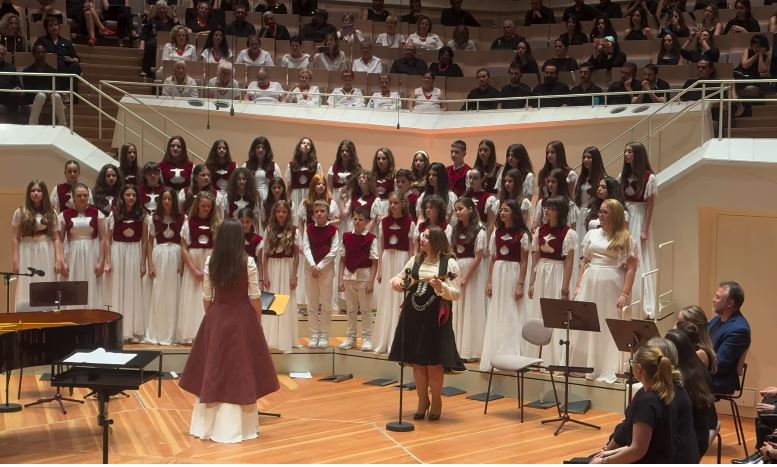 Koriumi "Okarina" nga Prishtina triumfon në Filharmoninë e Berlinit me "Bareshën"
