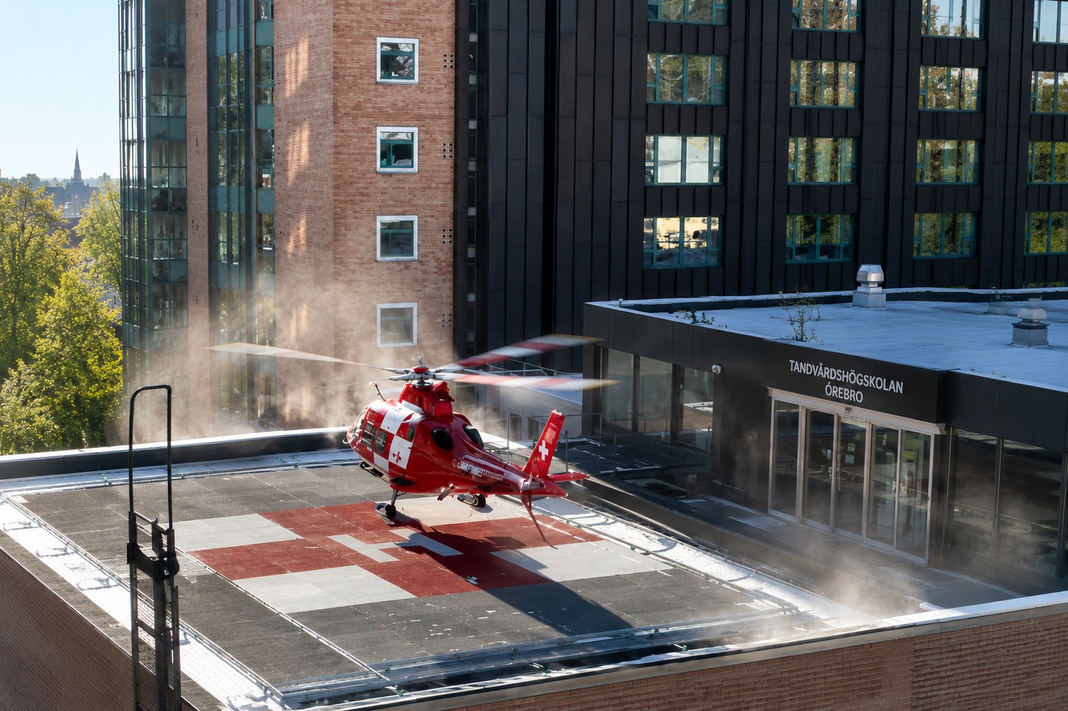 Ulja precize e helikopterit në Zvicër bëhet virale për saktësinë milimetrike
