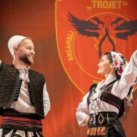 Ansambli “Trojet” nga Zvicra përfaqëson shqiptarët e Evropës në festivalin e madh shqiptar në SHBA