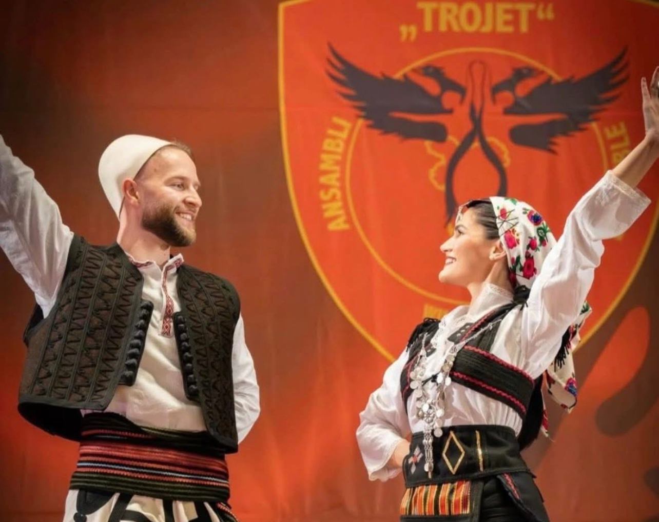 Ansambli  Trojet  nga Zvicra përfaqëson shqiptarët e Evropës në festivalin e madh shqiptar në SHBA