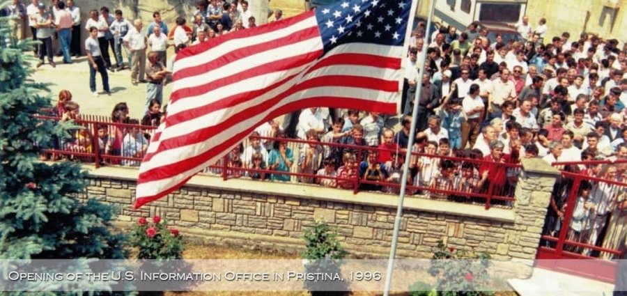 Ambasada amerikane kujton hapjen e zyrës së parë zyrtare të SHBA së në Kosovë