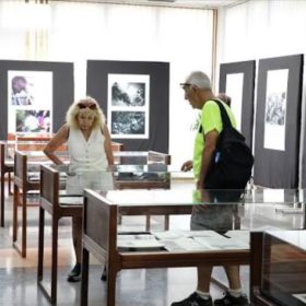 Në Berlin hapet ekspozita “28 Minuta”, sjell fotografi të rralla nga hyrja e KFOR-it në Kosovë