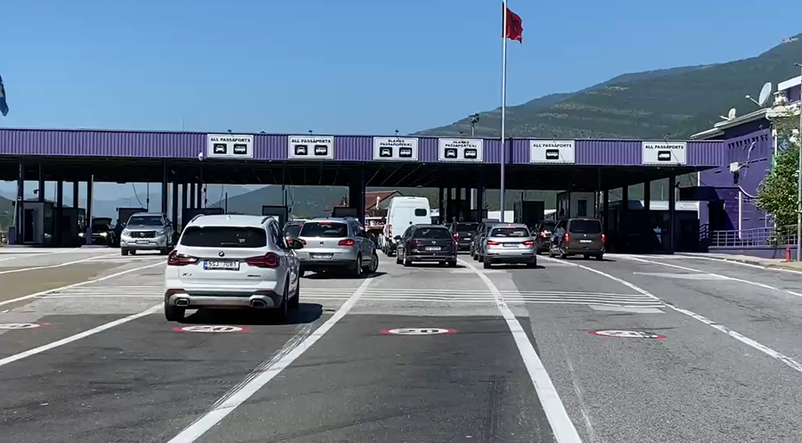 Fundjava sjell fluks të madh  mbi 10 mijë kosovarë kalojnë në Shqipëri