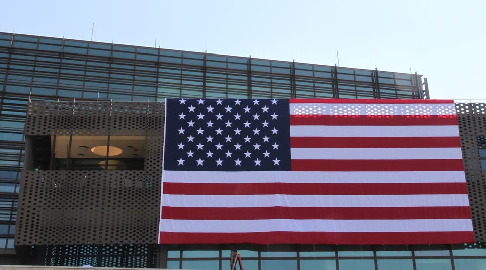 Flamur gjigant amerikan vendoset në Ambasadën e SHBA së në Prishtinë