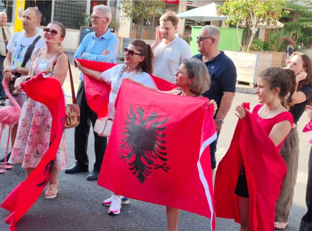 Mërgata shqiptare proteston në Gjenevë: "Shqipëria nuk shitet"
