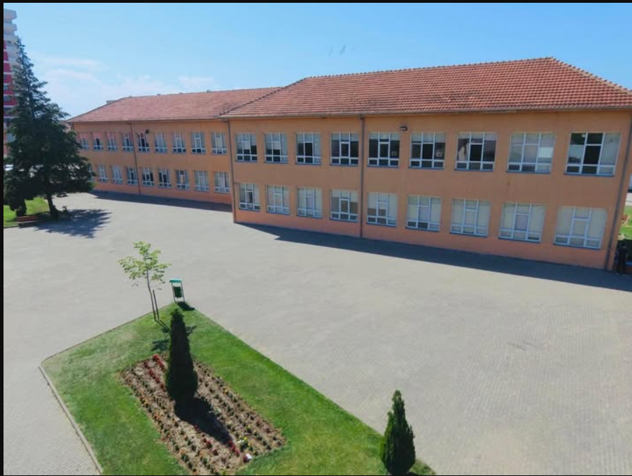 Istogu hap oborret e shkollave për parking falas për mërgimtarët