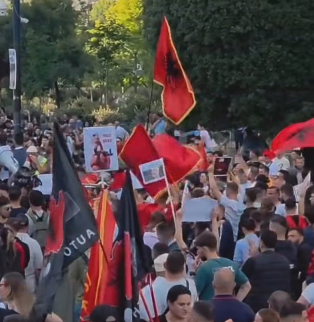 Protesta për Zvërnecin  Qytetarët marshojnë për të pestën ditë drejt Kryeministrisë në Tiranë