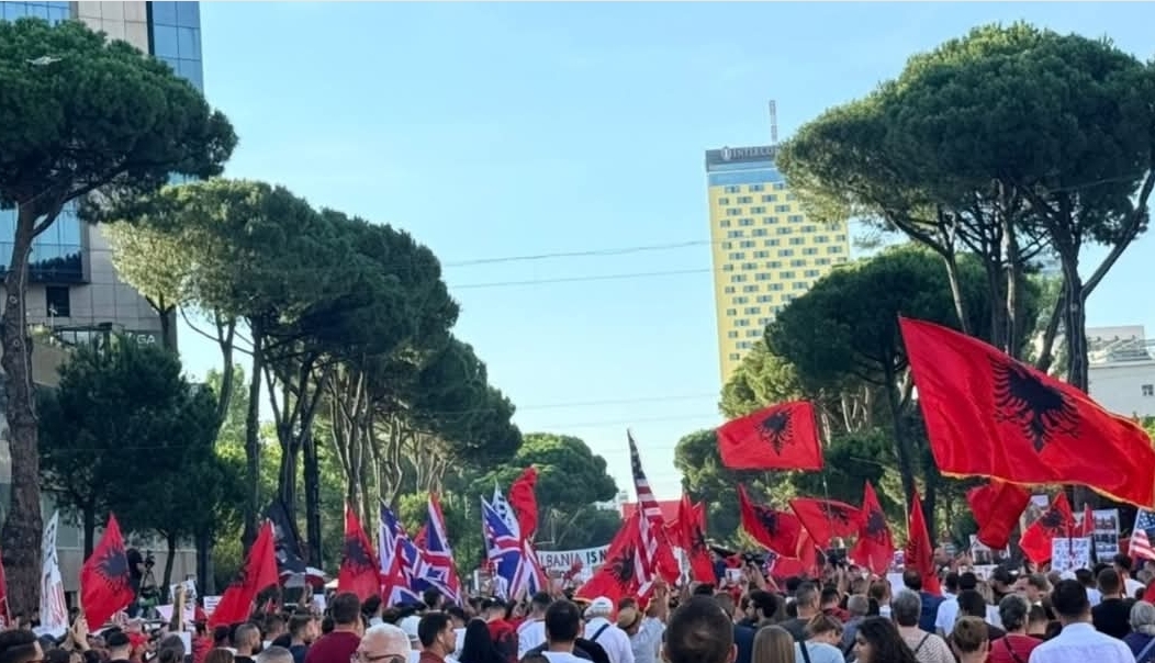 Tiranë  Vijon protesta në ditën e 15 të  marshim drejt Kryeministrisë me kërkesa për ndryshim