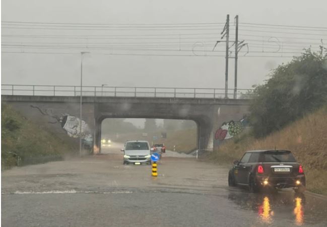 Stuhia e ashpër godet Cyrihun: Paralajmërim nivel 4 dhe dëmtime në Zvicër
