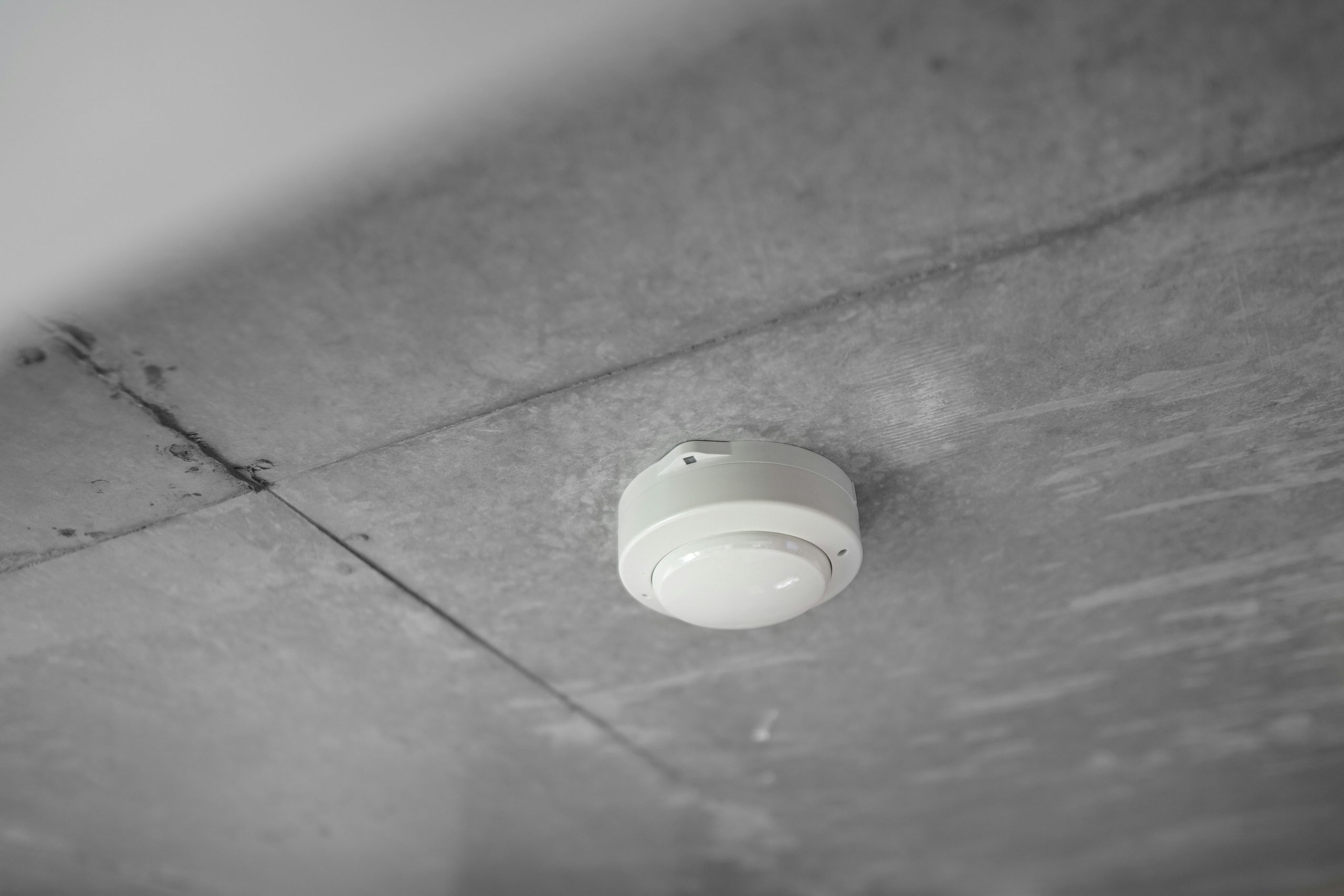 Pse apartamentet në Zvicër nuk kanë gjithmonë alarma tymi: Ligji, rreziqet dhe mbrojtja nga zjarri
