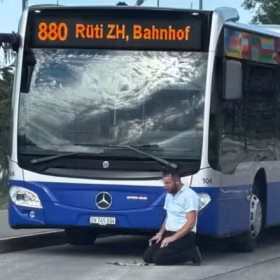 Shofer autobusi falet para autobusi në Zvicër: reagime dhe debate mbi lirinë fetare