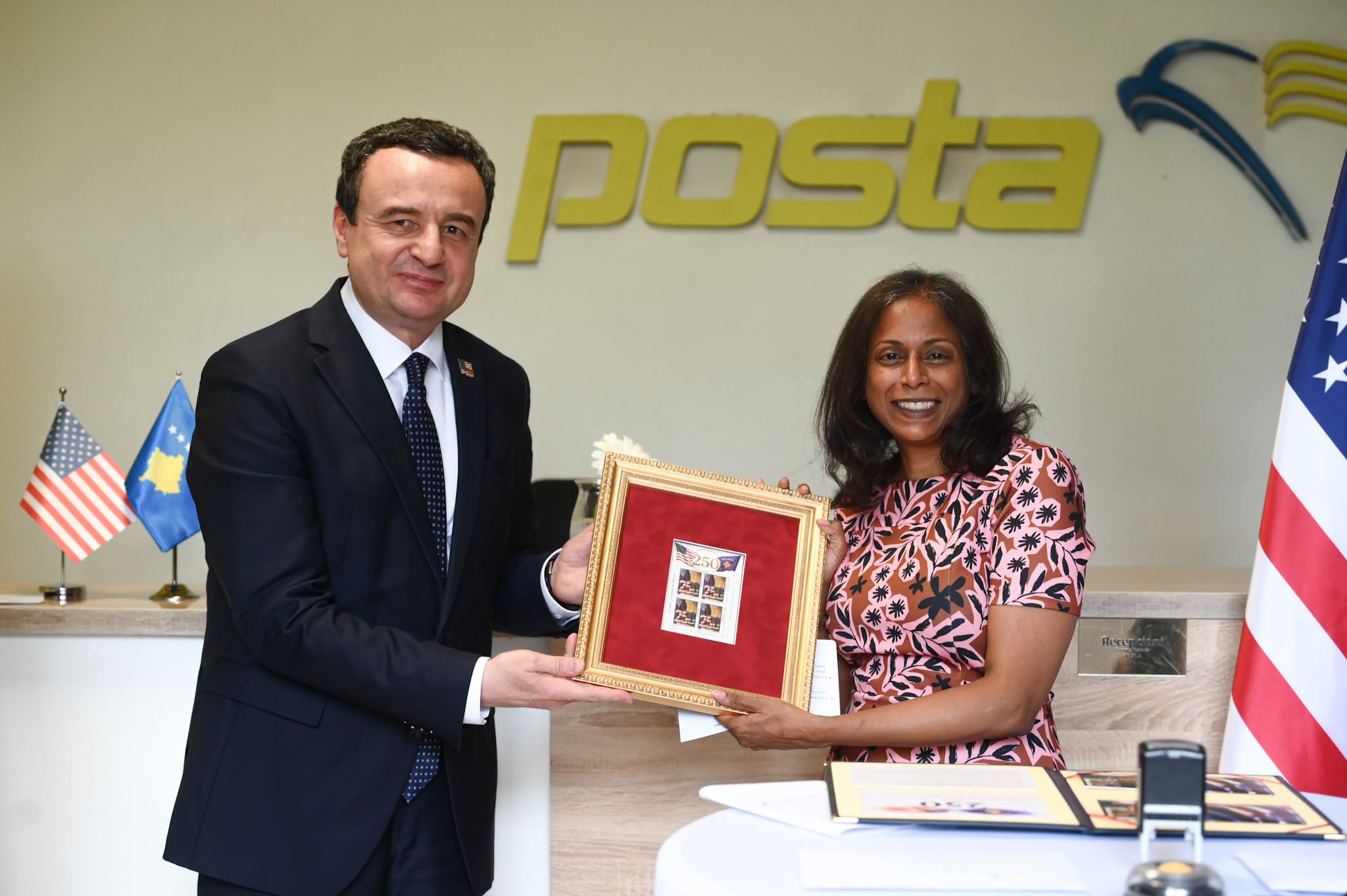 Prattipati dhe Kurti lansojnë pullën postare në shënim të 250 vjetorit të Amerikës