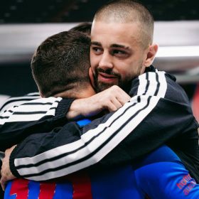 Xherdan Shaqiri dhe Edon Zhegrova përqafohen para ndeshjes Basel - Juventus

