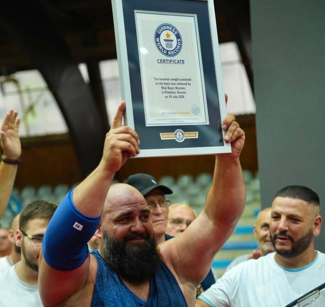  Hulku kosovar   Bujar Muli në Librin e Rekordeve Guinness  mbajti 2000 kg në trup