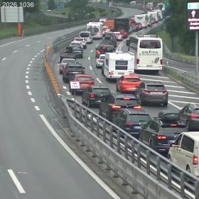 Kolona 13 km në hyrjen veriore të tunelit Gotthard – vonesa mbi 2.5 orë
