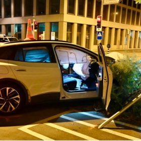 Shoferi i ikën kontrollit të policisë – Lëndohen dy policë