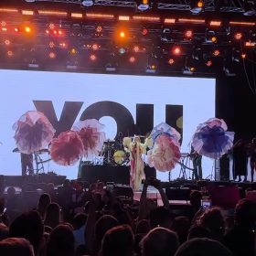 Rita Ora emocionon Vjenën, shpërthen në lot teksa flet për rrënjët nga Kosova
