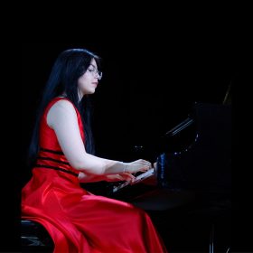 Pianistja shqiptare Nikol Tuka, fituese e mbi 40 çmimeve, shkëlqen me interpretimin e saj