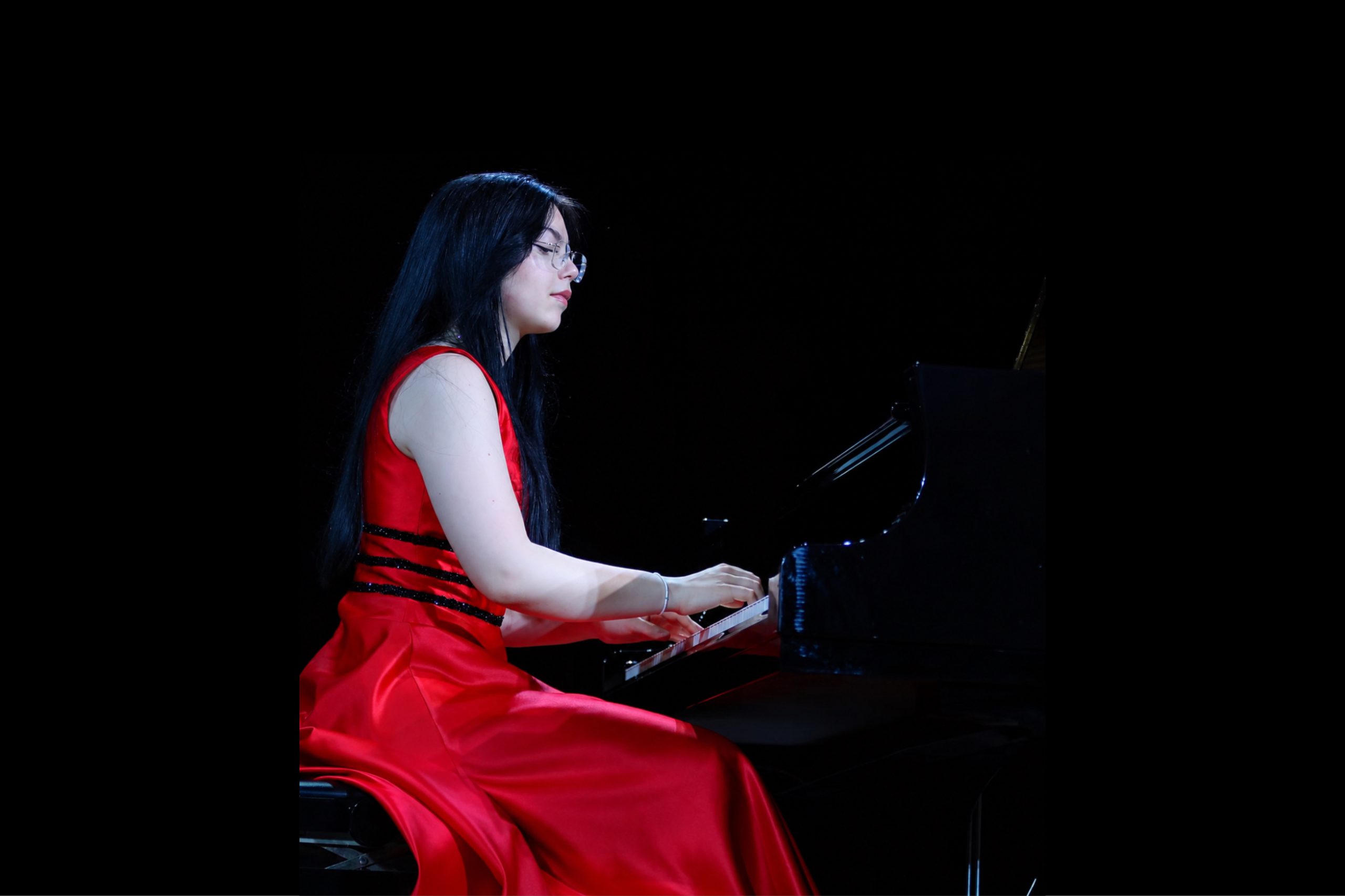 Pianistja shqiptare Nikol Tuka  fituese e mbi 40 çmimeve  shkëlqen me interpretimin e saj